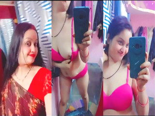Sexy Desi Girl Shows her Boobs
