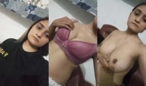 Sexy Paki Girl Shows Her Boobs