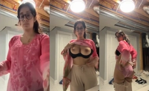 Desi Girl Shows Boobs and Ass